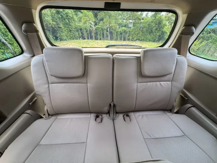 Front view of Toyota Fortuner 3.0 TRD Sportivo 4WD year 2010 white color used car in Songkhla รูปที่ 31