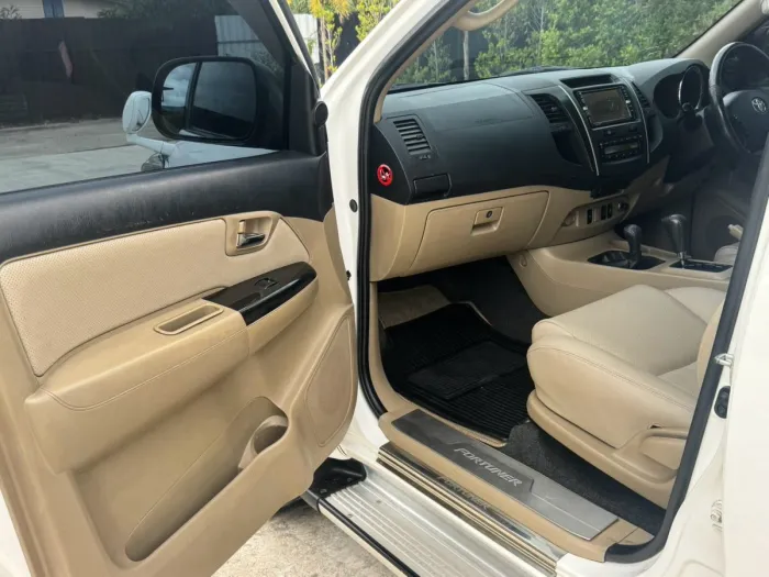 Front view of Toyota Fortuner 3.0 TRD Sportivo 4WD year 2010 white color used car in Songkhla รูปที่ 20