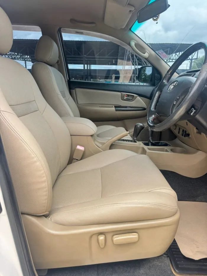 Front view of Toyota Fortuner 3.0 TRD Sportivo 4WD year 2010 white color used car in Songkhla รูปที่ 29