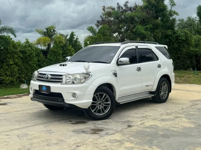 Front view of Toyota Fortuner 3.0 TRD Sportivo 4WD year 2010 white color used car in Songkhla รูปที่ 8