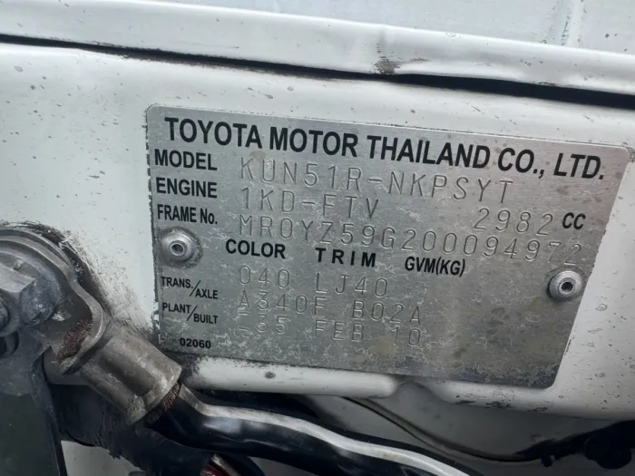 Front view of Toyota Fortuner 3.0 TRD Sportivo 4WD year 2010 white color used car in Songkhla รูปที่ 21