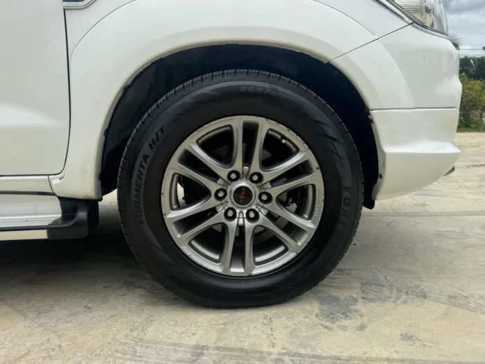 Front view of Toyota Fortuner 3.0 TRD Sportivo 4WD year 2010 white color used car in Songkhla รูปที่ 11