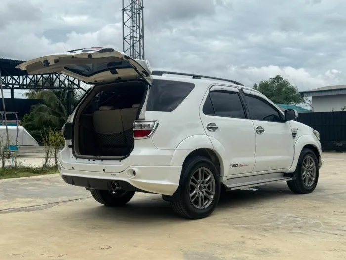 Front view of Toyota Fortuner 3.0 TRD Sportivo 4WD year 2010 white color used car in Songkhla รูปที่ 13