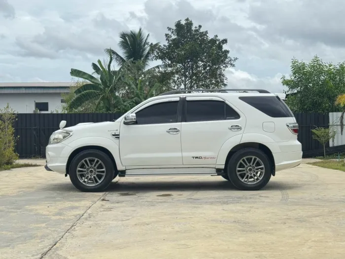 Front view of Toyota Fortuner 3.0 TRD Sportivo 4WD year 2010 white color used car in Songkhla รูปที่ 3