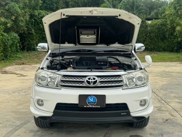 Front view of Toyota Fortuner 3.0 TRD Sportivo 4WD year 2010 white color used car in Songkhla รูปที่ 25