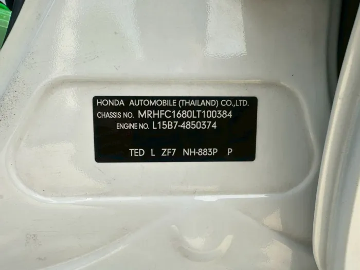 Front view of Honda Civic 1.5 RS Turbo year 2020 white color used car in Hatyai รูปที่ 24