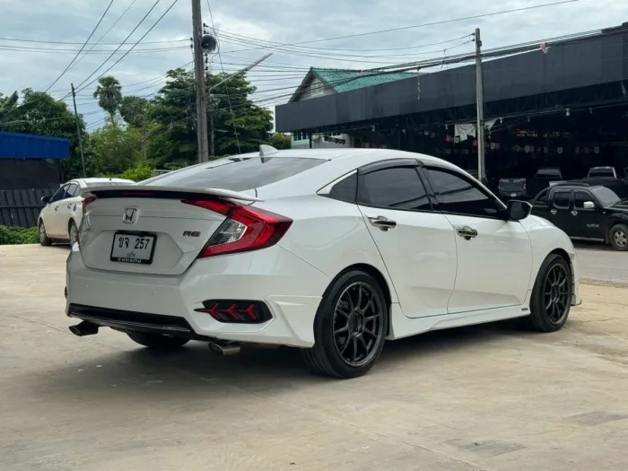 Front view of Honda Civic 1.5 RS Turbo year 2020 white color used car in Hatyai รูปที่ 7