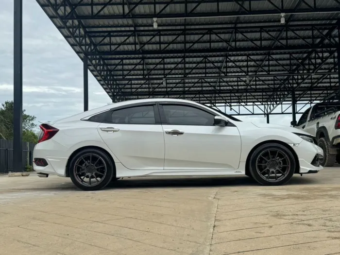 Front view of Honda Civic 1.5 RS Turbo year 2020 white color used car in Hatyai รูปที่ 8