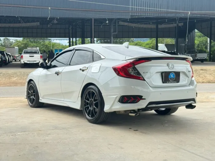 Front view of Honda Civic 1.5 RS Turbo year 2020 white color used car in Hatyai รูปที่ 3