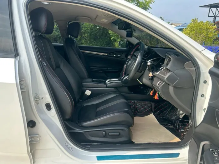 Front view of Honda Civic 1.5 RS Turbo year 2020 white color used car in Hatyai รูปที่ 17