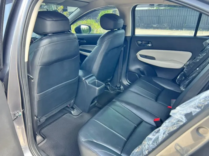 Front view of Honda City 1.0 Turbo SV year 2020 grey color used car in Hatyai รูปที่ 20
