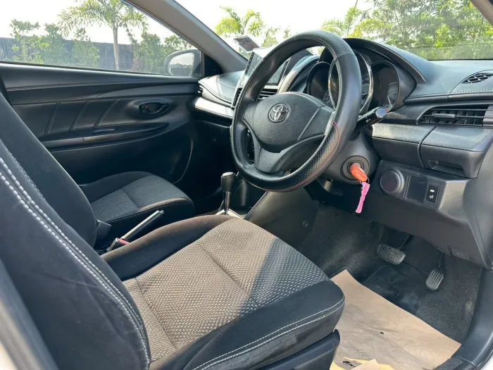 Front view of Toyota Vios 1.5 J AT year 2013 white color used car in Hatyai รูปที่ 9