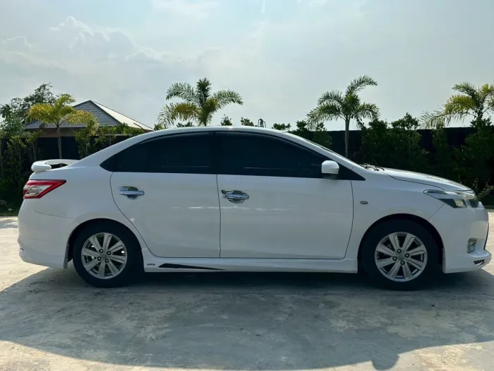 Front view of Toyota Vios 1.5 J AT year 2013 white color used car in Hatyai รูปที่ 8