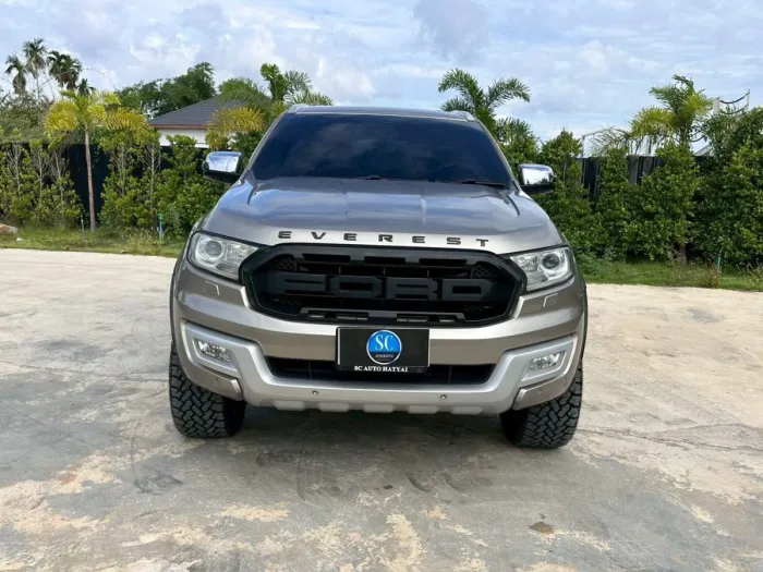 Front view of Ford Everest 3.2 Titanium 4WD year 2016 gold bronze color used car in Hatyai รูปที่ 3