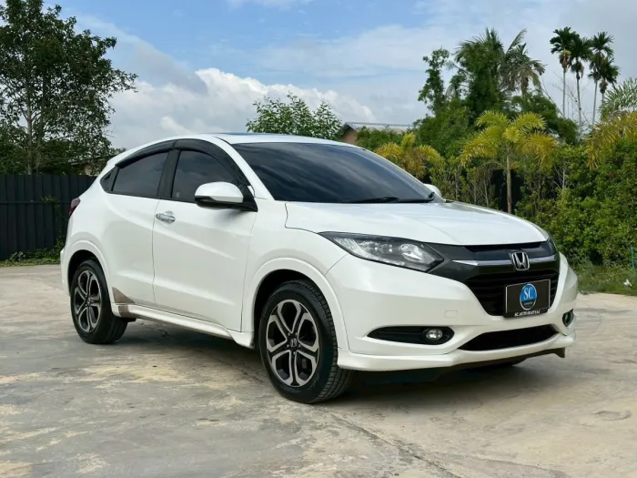 Honda HR-V 1.8 EL AT ปี 2015 สีขาว รถ SUV มือสอง มุมด้านหน้าและด้านข้าง
