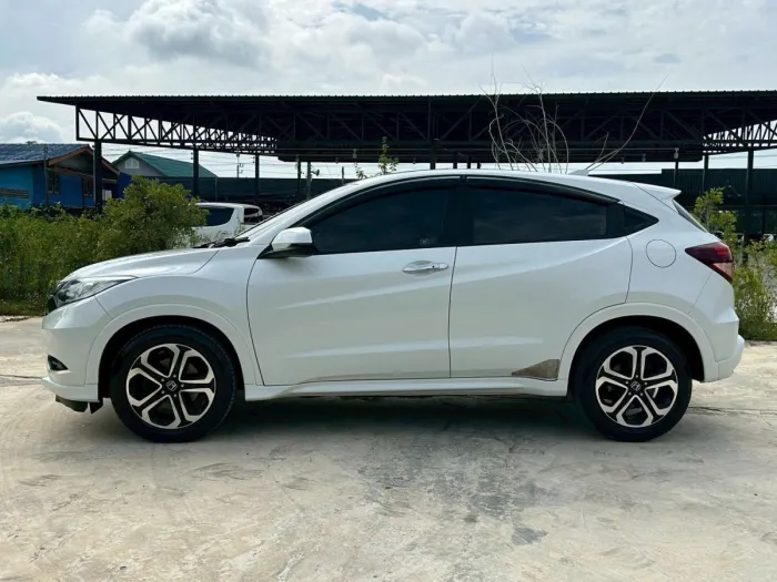 Honda HR-V 1.8 EL AT ปี 2015 สีขาว รถ SUV มือสอง มุมด้านหน้าและด้านข้าง รูปที่ 7