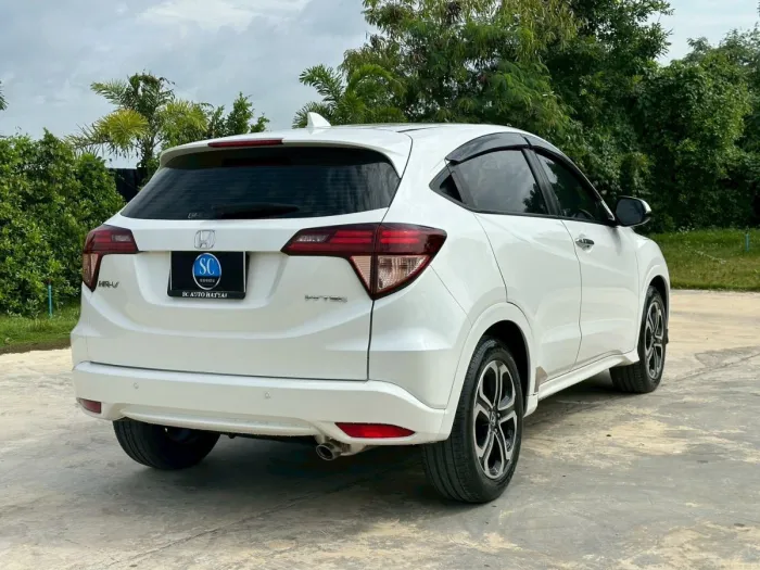 Honda HR-V 1.8 EL AT ปี 2015 สีขาว รถ SUV มือสอง มุมด้านหน้าและด้านข้าง รูปที่ 4