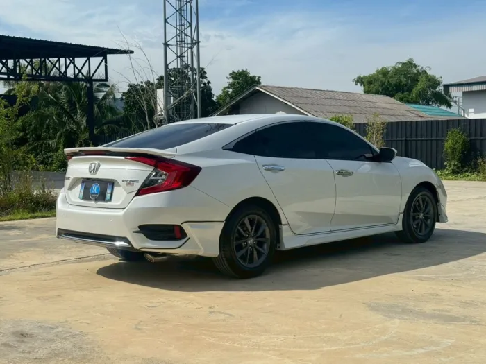 Front view of Honda Civic FC 1.8 EL year 2021 white color used car in Hatyai รูปที่ 2