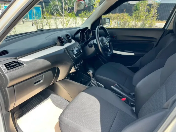 Front view of Suzuki Swift 1.2 GL CVT year 2019 silver color used car in Hatyai รูปที่ 16