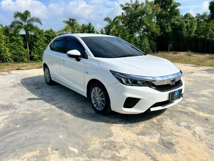Front view of Honda City Hatchback 1.0 Turbo S+ year 2023 white color used car in Hatyai รูปที่ 2