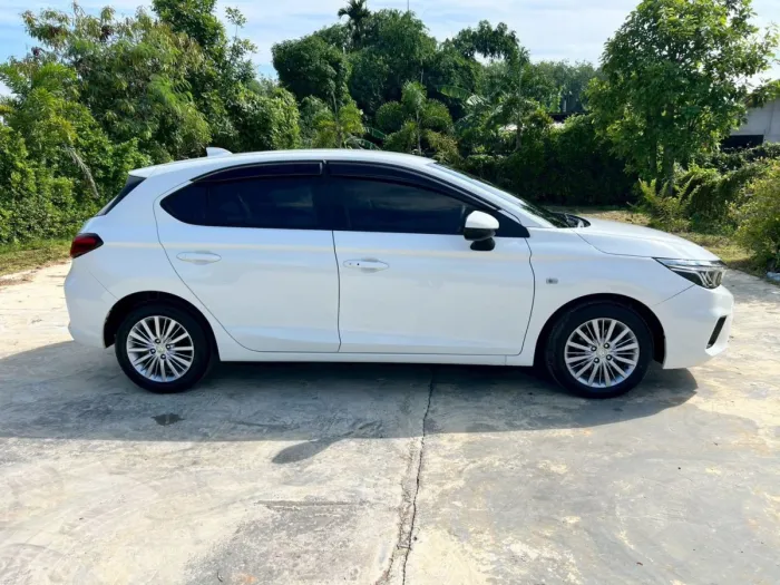 Front view of Honda City Hatchback 1.0 Turbo S+ year 2023 white color used car in Hatyai รูปที่ 5