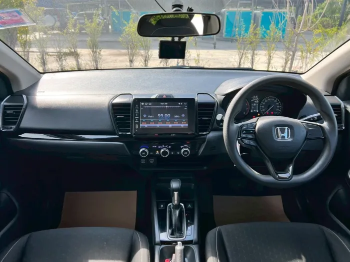 Front view of Honda City Hatchback 1.0 Turbo S+ year 2023 white color used car in Hatyai รูปที่ 14