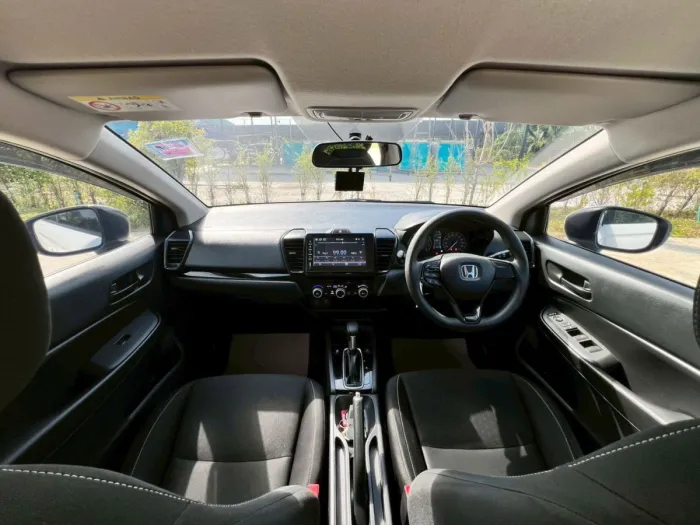 Front view of Honda City Hatchback 1.0 Turbo S+ year 2023 white color used car in Hatyai รูปที่ 16