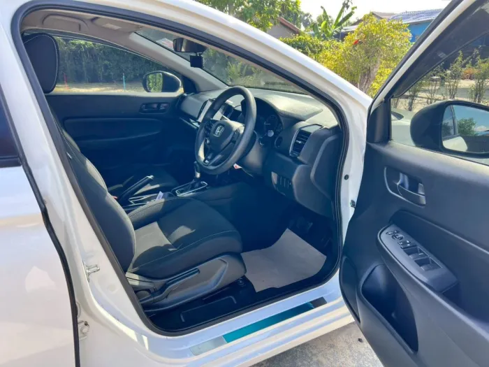Front view of Honda City Hatchback 1.0 Turbo S+ year 2023 white color used car in Hatyai รูปที่ 17