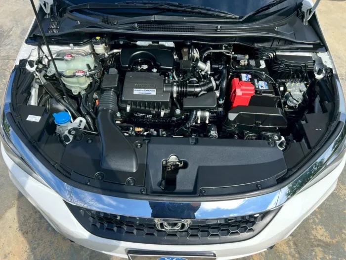 Front view of Honda City Hatchback 1.0 Turbo S+ year 2023 white color used car in Hatyai รูปที่ 24