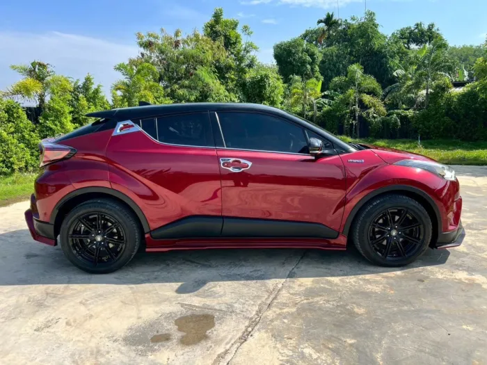 Front view of Toyota C-HR 1.8 HV Hi year 2018 red color used car in Hatyai รูปที่ 9