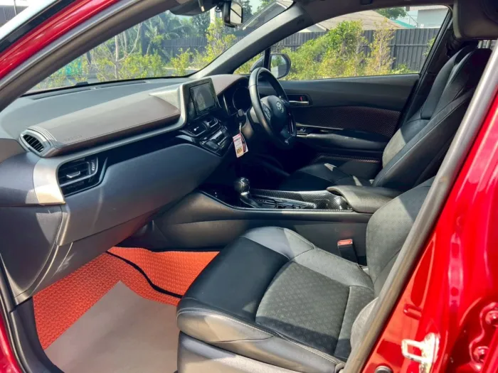 Front view of Toyota C-HR 1.8 HV Hi year 2018 red color used car in Hatyai รูปที่ 18