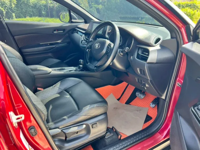 Front view of Toyota C-HR 1.8 HV Hi year 2018 red color used car in Hatyai รูปที่ 26