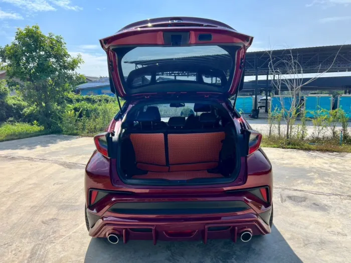 Front view of Toyota C-HR 1.8 HV Hi year 2018 red color used car in Hatyai รูปที่ 7
