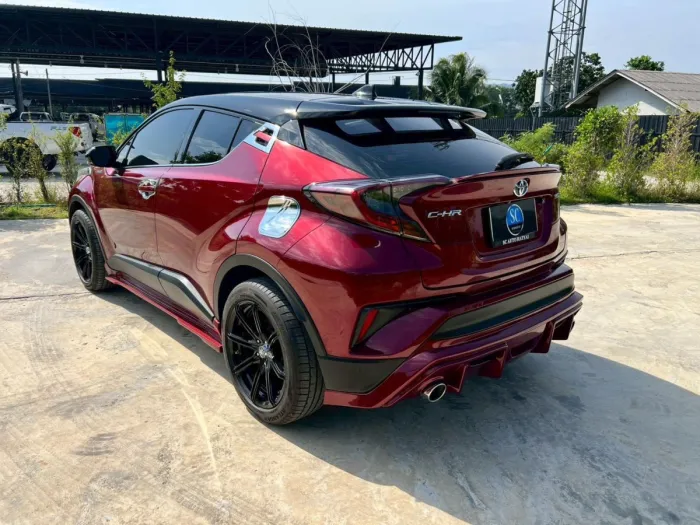 Front view of Toyota C-HR 1.8 HV Hi year 2018 red color used car in Hatyai รูปที่ 5