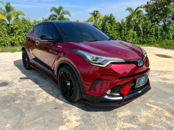 Front view of Toyota C-HR 1.8 HV Hi year 2018 red color used car in Hatyai รูปที่ 2