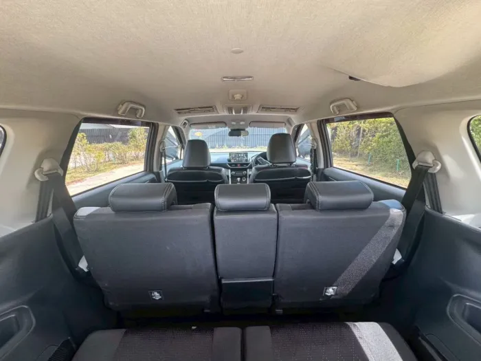 Front view of Toyota Veloz 1.5 Premium year 2023 silver color used car in Hatyai รูปที่ 23