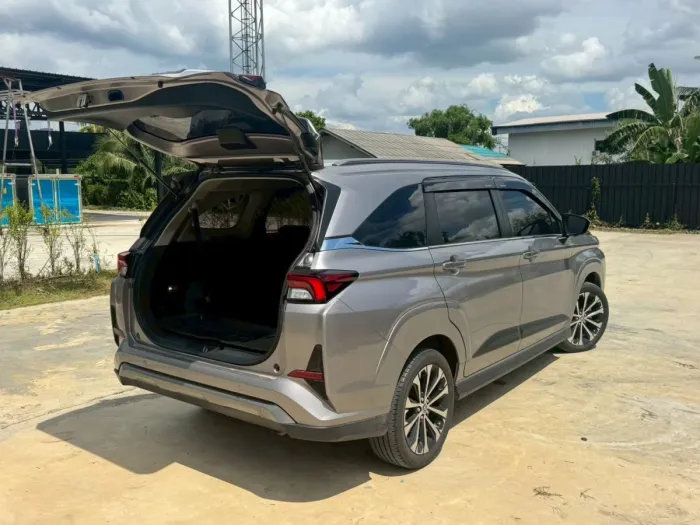 Front view of Toyota Veloz 1.5 Premium year 2023 silver color used car in Hatyai รูปที่ 21