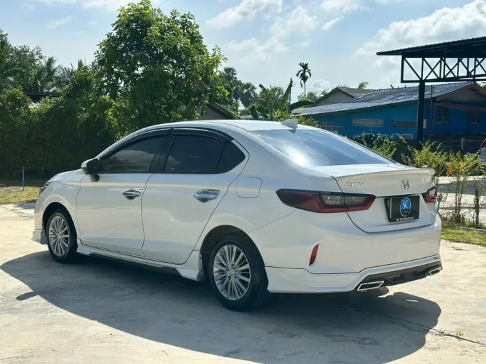 Front view of Honda City 1.0 Turbo V year 2020 white color used car in Hatyai รูปที่ 7