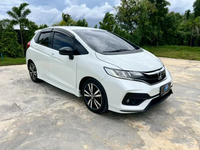 Front view of Honda Jazz 1.5 RS year 2019 white color used car in Hatyai รูปที่ 2