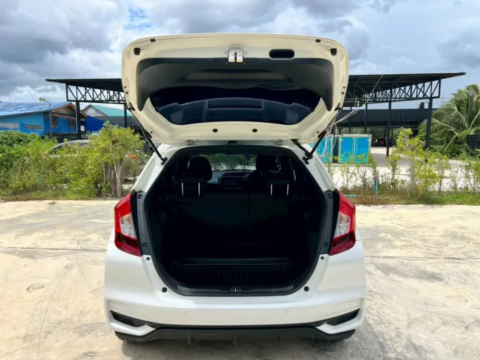 Front view of Honda Jazz 1.5 RS year 2019 white color used car in Hatyai รูปที่ 14