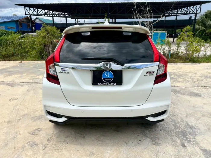 Front view of Honda Jazz 1.5 RS year 2019 white color used car in Hatyai รูปที่ 13