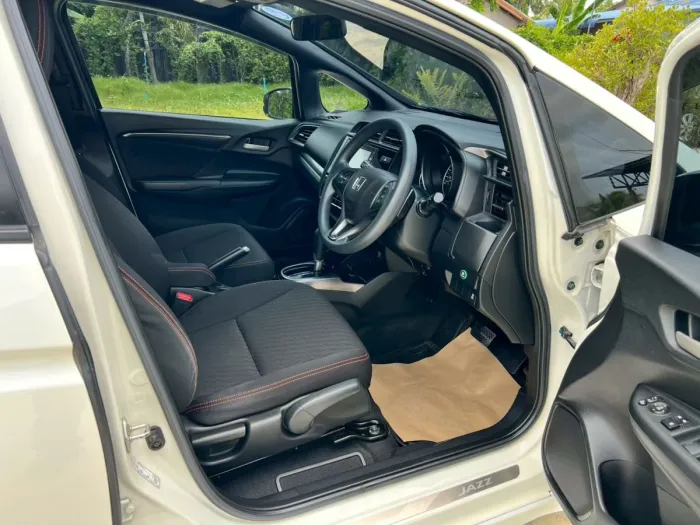 Front view of Honda Jazz 1.5 RS year 2019 white color used car in Hatyai รูปที่ 25