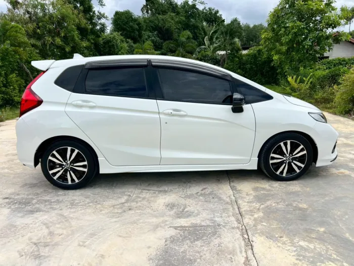 Front view of Honda Jazz 1.5 RS year 2019 white color used car in Hatyai รูปที่ 27