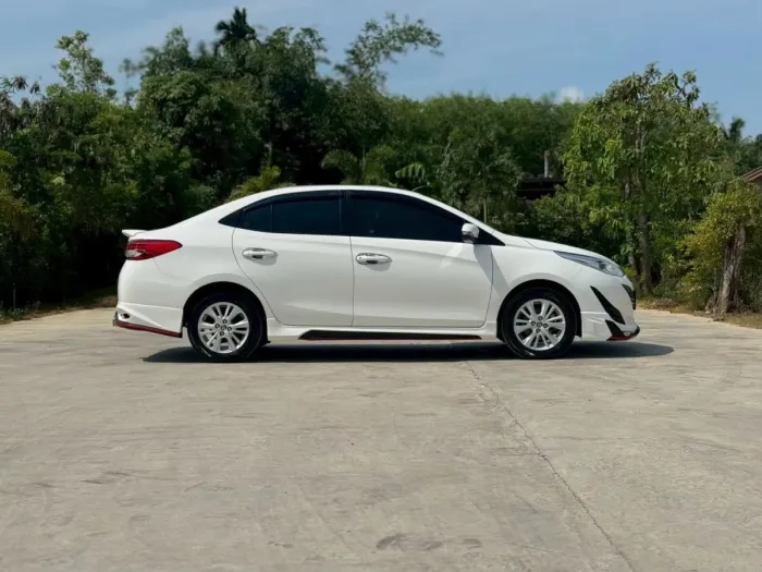 Front view of Toyota Yaris Ativ 1.2 E year 2019 white color used car in Hatyai รูปที่ 8