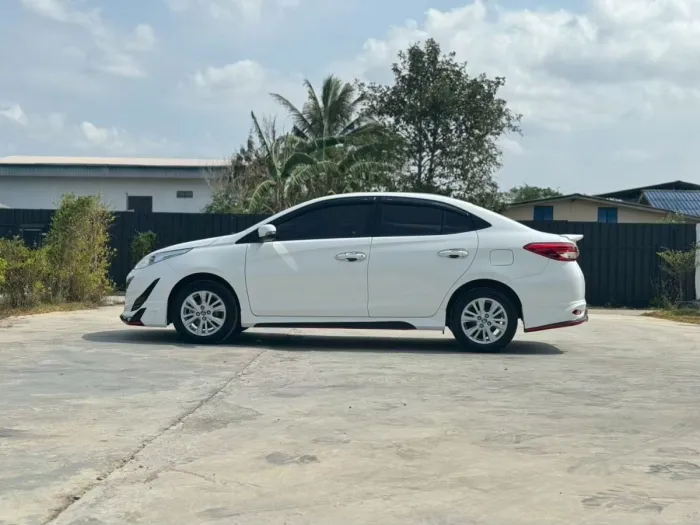 Front view of Toyota Yaris Ativ 1.2 E year 2019 white color used car in Hatyai รูปที่ 7