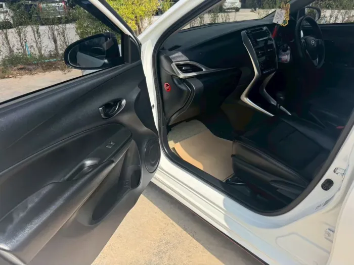 Front view of Toyota Yaris Ativ 1.2 E year 2019 white color used car in Hatyai รูปที่ 15