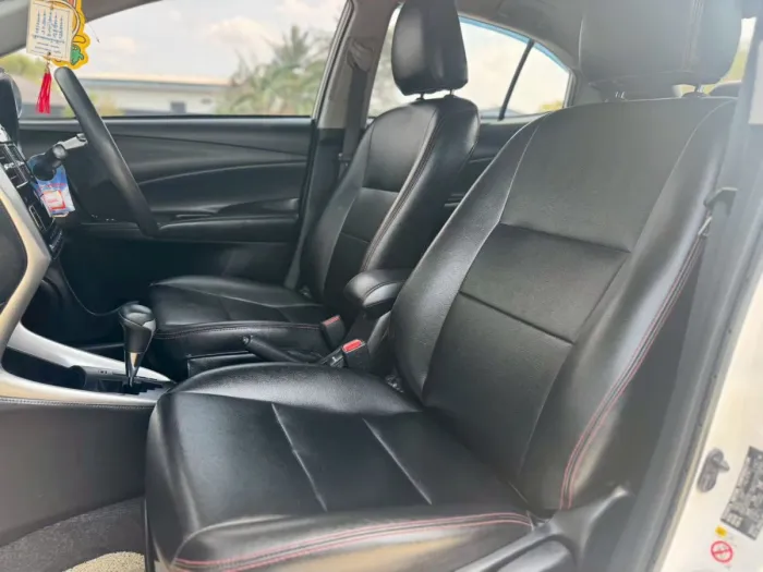 Front view of Toyota Yaris Ativ 1.2 E year 2019 white color used car in Hatyai รูปที่ 17