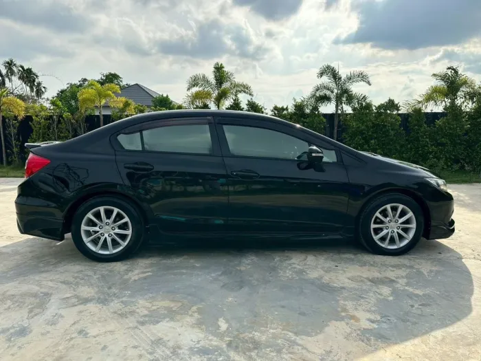 Front view of Honda Civic FB 1.8 E-Navi year 2013 black color used car in Hatyai รูปที่ 5