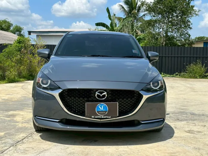 Front view of Mazda 2 Hatchback 1.3 S Leather Sport year 2021 grey color used car in Hatyai รูปที่ 3