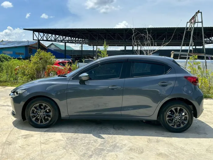 Front view of Mazda 2 Hatchback 1.3 S Leather Sport year 2021 grey color used car in Hatyai รูปที่ 4